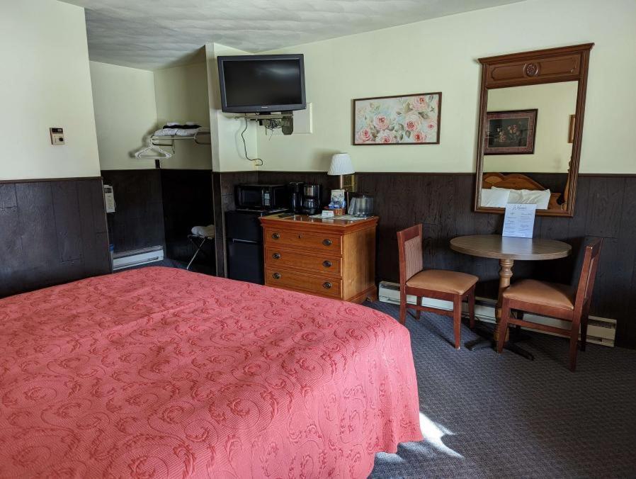 Deluxe King Suite interior