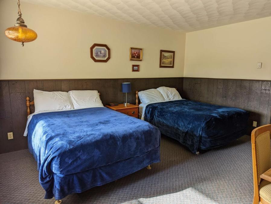 Crossroads motel & cabins